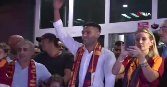 Falcao ayağının tozuyla taraftara üçlü çektirdi