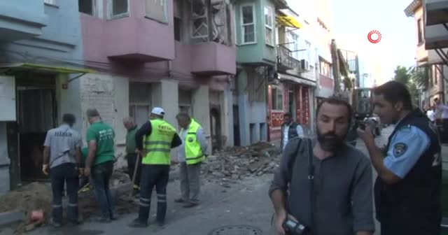 Fatih’te zarar gören tarihi binalar kontrollü bir şekilde yıkıldı