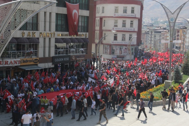 Hakkari’de ‘teröre lanet kardeşliğe davet’ yürüyüşü