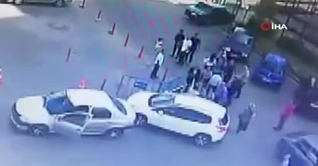 Hastane bahçesinde tekmeli sopalı kavga