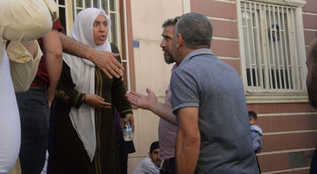 HDP binasının önünde bekleyen annenin isyanı