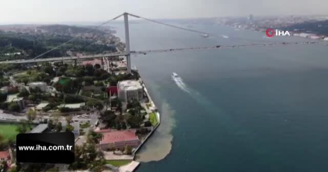 İstanbul Boğazı'nda dikkat çeken görüntü merak uyandırdı