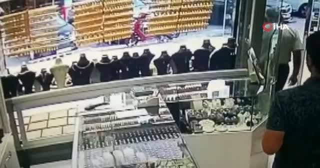İstanbul'da deprem oldu | Esnaf böyle sallandı ( İstanbul deprem)