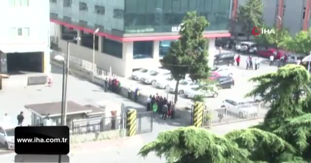 İstanbul'da şiddetli deprem sonrası panik anları kameraya yansıdı