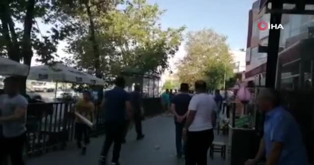 Pendik’te taburelerin havada uçuştuğu kavga böyle görüntülendi!