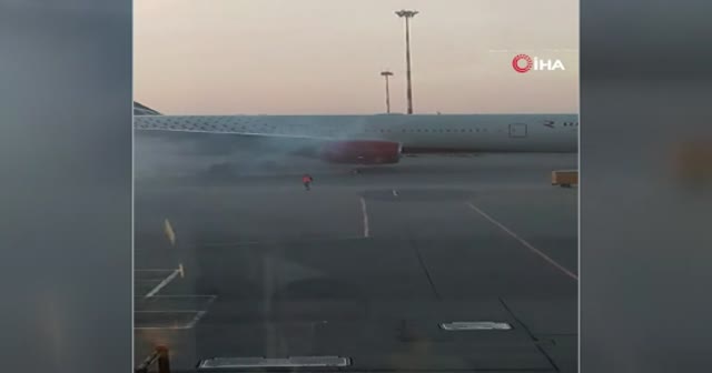 Rusya'da kalkışa hazırlanan yolcu uçağının motoru alev aldı