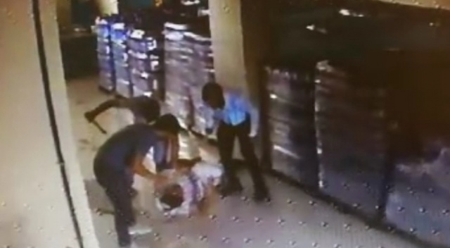 Servis sürücüsünü sopayla dövdüler: Dehşet anları kamerada