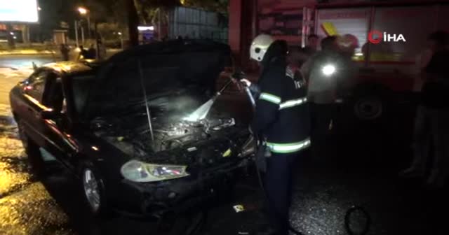 Seyir halinde yanan otomobile esnaf müdahalesi