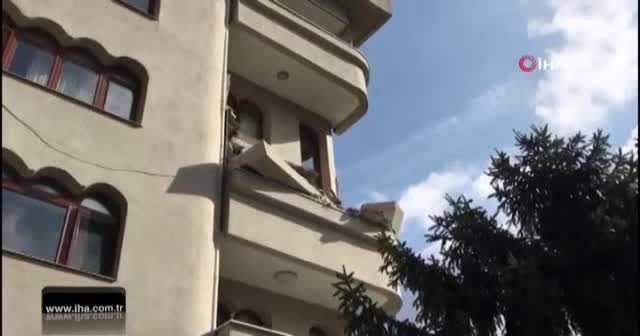 Şişli'de bir binada meydana gelen artçı depremler sonrası balkon çöktü