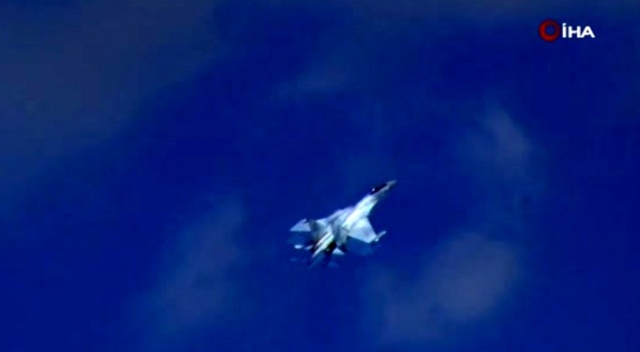 SU-35'in antrenman uçuşu nefes kesti