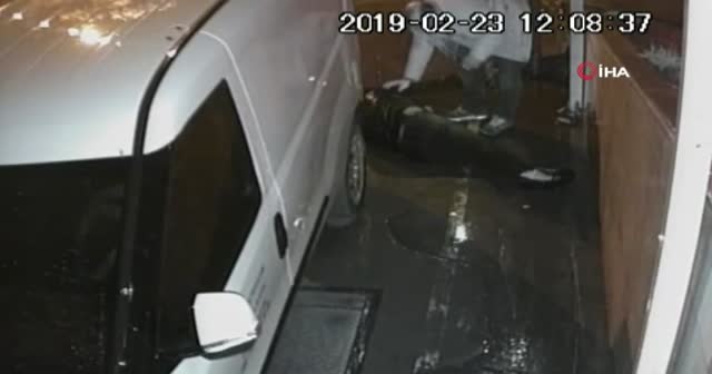 Taksi şoförü aracına binen müşterilerce vahşice dövülüp öldürüldü... İşte o anlar...