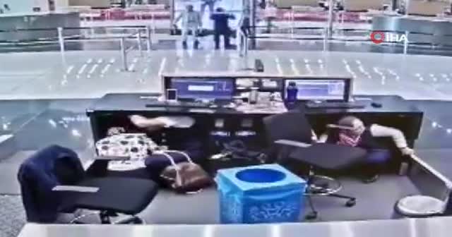 THY görevlisi, deprem sırasında yolcuyu böyle korudu