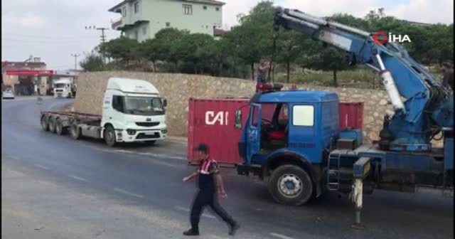 TIR'dan konteyner böyle düştü...Faciadan dönüldü...O anlar böyle görüntülendi