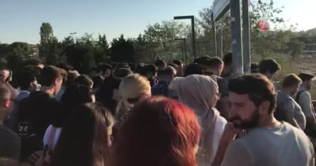 Altunizade metrobüs durağında aşırı yoğunluk vatandaşları isyan ettirdi