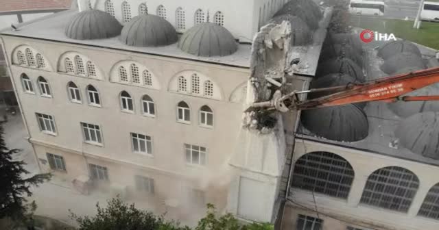 Avcılar'daki caminin ikiz minaresinin yıkım işlemleri tamamlandı