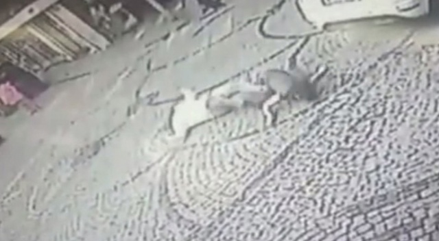 Balkondan atlayan kadını böyle tutmaya çalıştı