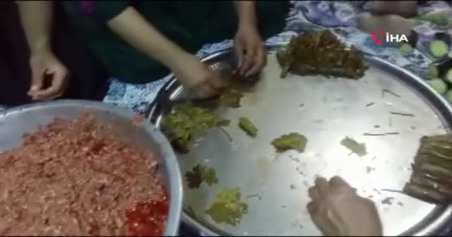Barış Pınarı Harekatı'na katılan askerler için yemek yapıyorlar