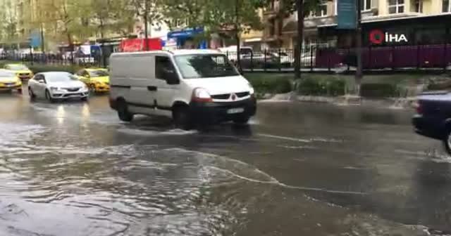 Beyoğlu’nda yollar göle döndü