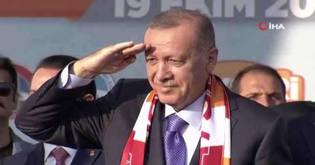 Cumhurbaşkanı Erdoğan ve protokol üyelerinden asker selamı
