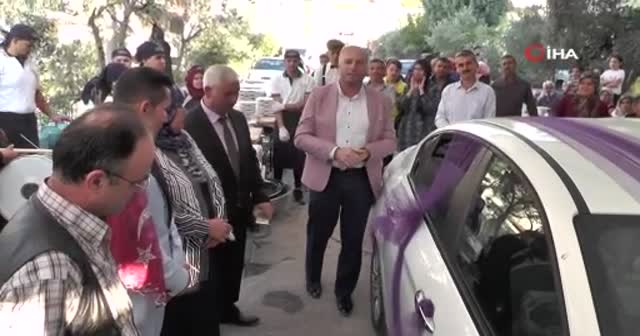 Damadın 1,5 tonluk gelin arabasını halatla çektiğini görenler şaştı kaldı