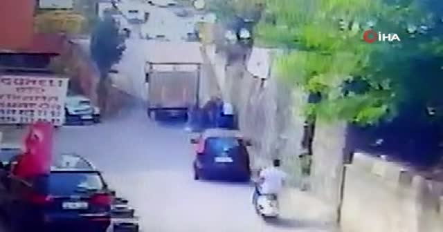 Feci kaza! Hurdacı yaşlı adam duvar ile araç  arasında sıkışıp hayatını kaybetti