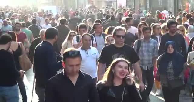 Güneşli havayı fırsat bilenler İstanbullular İstiklal Caddesi'ne akın etti