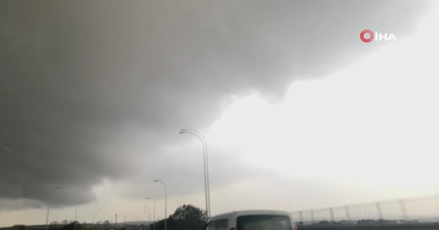 İstanbul'da bulutlar gündüzü geceye çevirdi