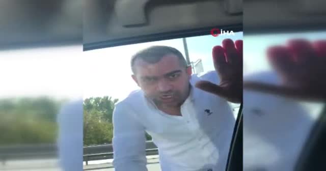 İstanbul’da dehşete düşüren görüntüler! Aracı defalarca tekmeledi, çarparak maddi hasar verdi