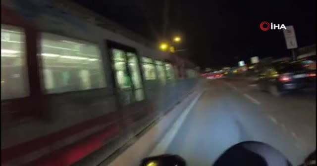 İstanbul’da tramvaya asılan küçük çocuk şoke etti