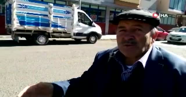 Kamyonet park halindeki araçlara çarparak durabildi