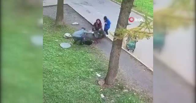 Lağım çukuruna düşen çocuğu annesi saniyeler içinde kurtardı
