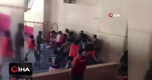 Öğretmenlerin kavgasını öğrenciler ayırdı