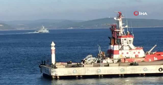 Rusya savaş gemisi Çanakkale Boğazı'ndan geçti
