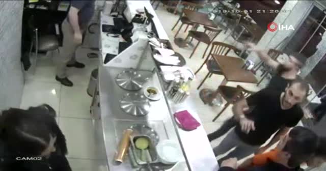 Sipariş cinneti...Bursa'da işyerini baltayla basıp camlarını işte böyle kırdılar