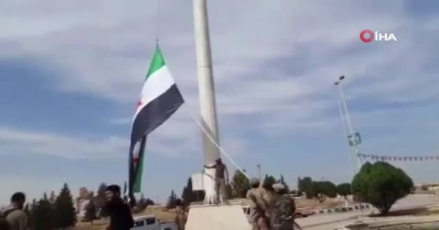 Tel Abyad merkezine Suriye Milli Ordusu bayrağı çekildi