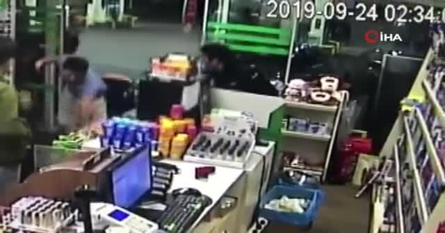 Trafikte kavga eden sürücüler benzin istasyonunda birbirine girdi