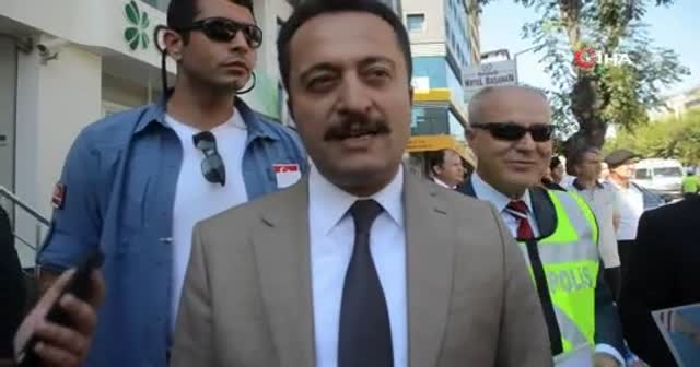 Valiye 'Yaya Geçidi Nöbeti'nde az kalsın araba çarpıyordu!