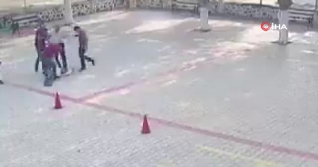Veliler öğretmeni, öğrencilerin gözü önünde darp etti
