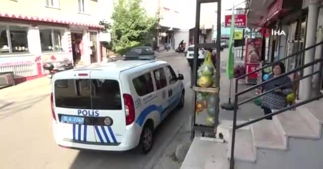 Vicdansız sürücü bebeğiyle bekleyen babaya çarpıp kaçtı! İşte o anlar