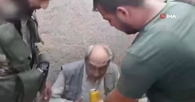 Yaşlı adam, SMO askerlerini gözyaşlarıyla karşıladı