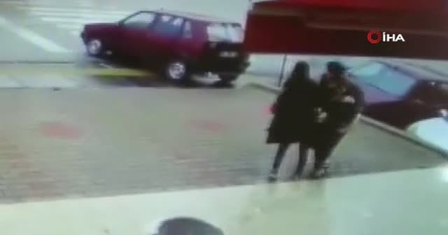 2 arkadaş otomobilin altından kalmaktan son anda kurtuldu