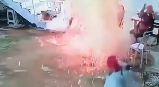 Ateşin etrafında oturuyorlardı, patlamayla neye uğradığını şaşırdılar