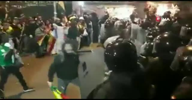 Bolivya’da göstericiler hükümet binasına girmeye çalıştı