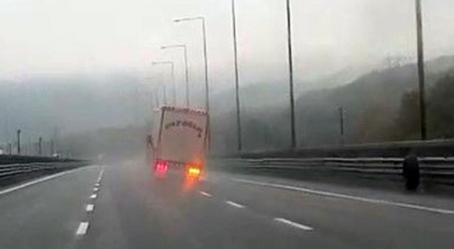 Bolu’da TEM Otoyolu’nda lastiği çıkan tır tehlikeye neden oldu