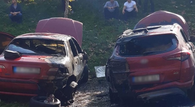 Bursa'da mangal kömürü iki arabayı yok etti