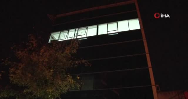 Doktorun elindeki silahla meslektaşının odasına gittiği anlar kamerada