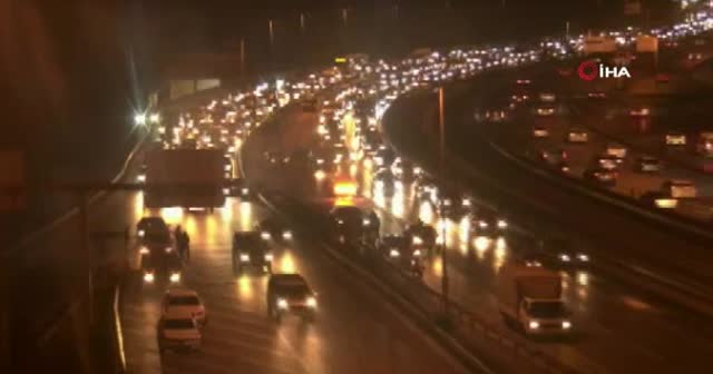 E5'te alev alev yanan aracı beton mikseri söndürdü