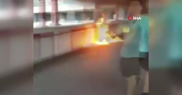 Hong Kong’da eylemciler Çin yanlısı bir adamı yaktı