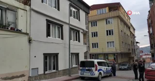 İkizler pencereden düştü! Biri ağır yaralanırken, diğerini direğe tırmanan kurye kurtardı