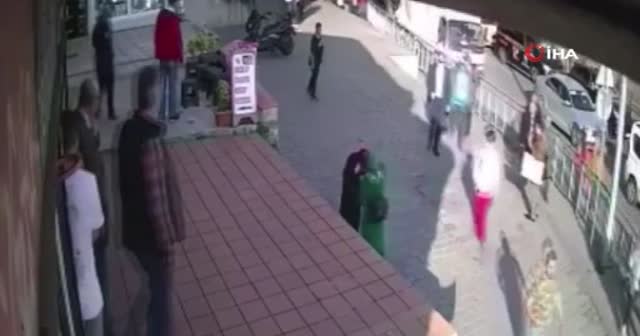 Karaköy’de tepki çeken saldırı: başörtülü kıza  yumruk attı!